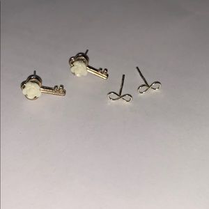 2 pairs of earrings